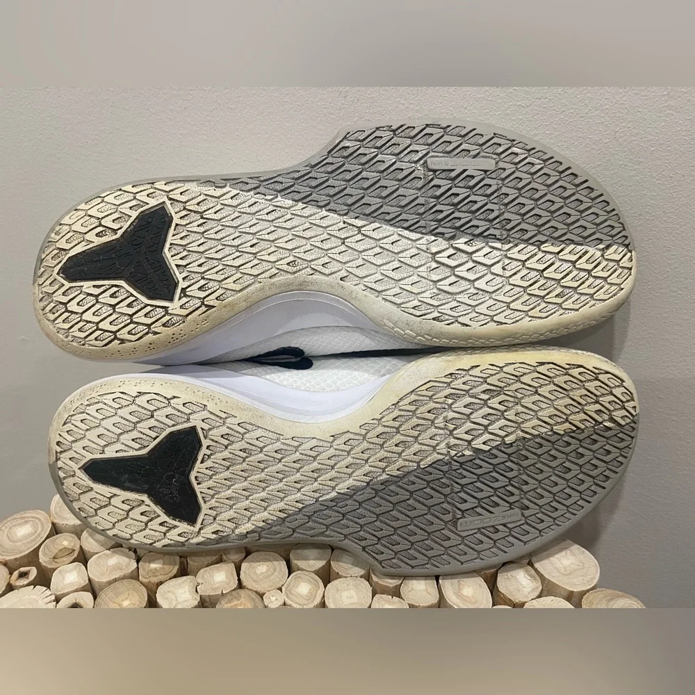 Nike Men’s Mamba AT1214-100 White and Black Athletic / Basketball Shoes Size10.5